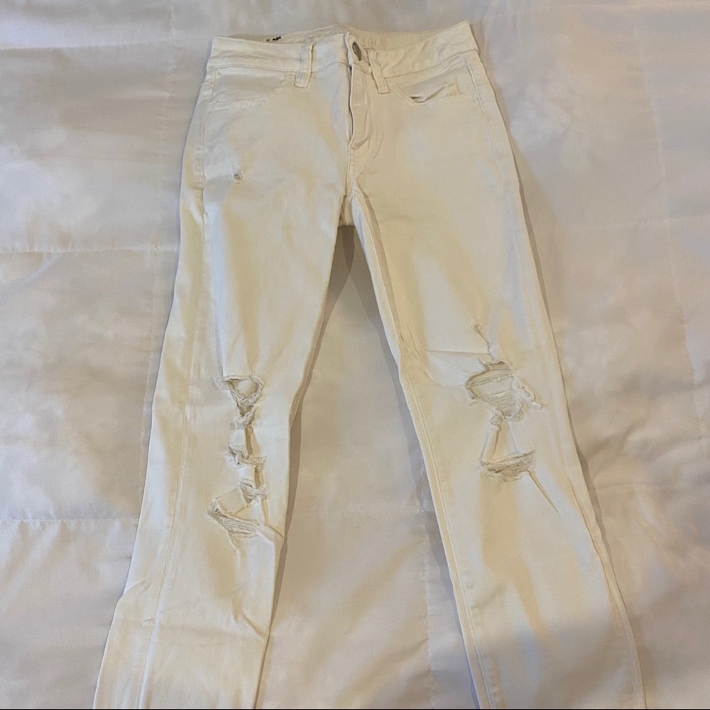 AMERICAN EAGLE white ripped jeans
